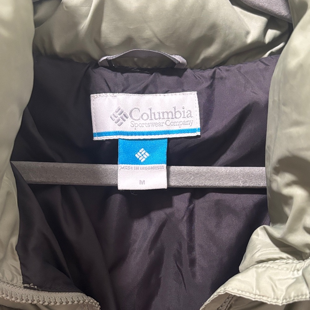 Columbia women Olive and Dark Green Puffer Jacket - Picture 3 of 7